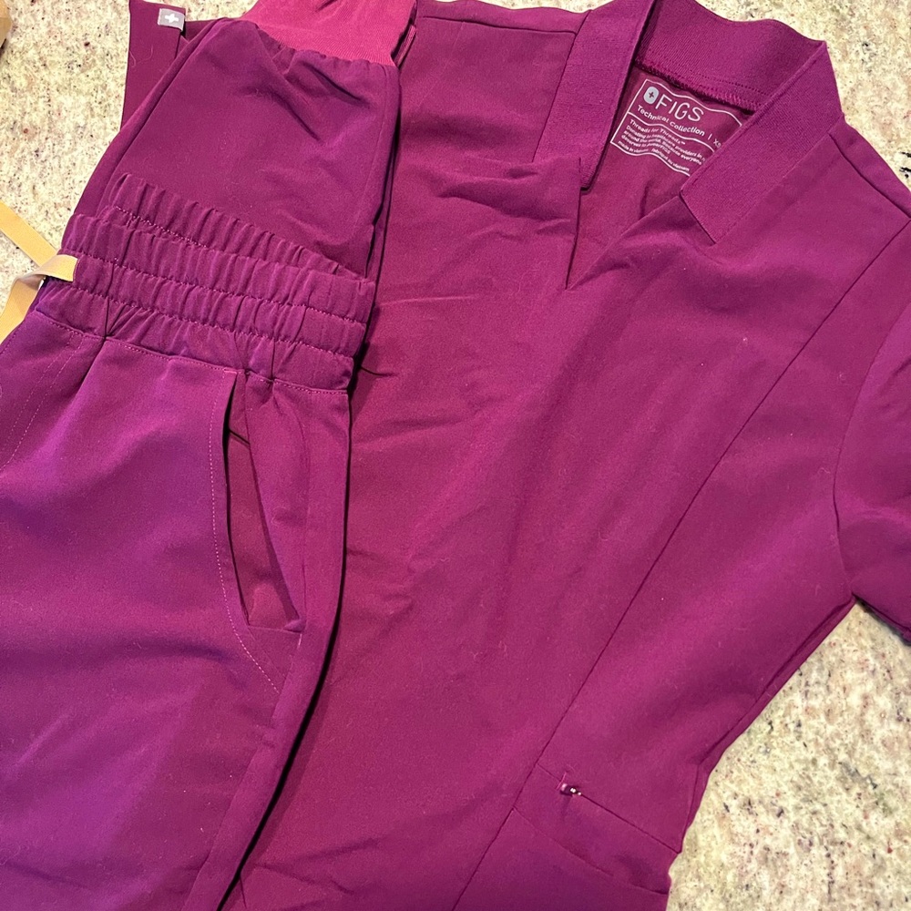 Figs purple scrub set